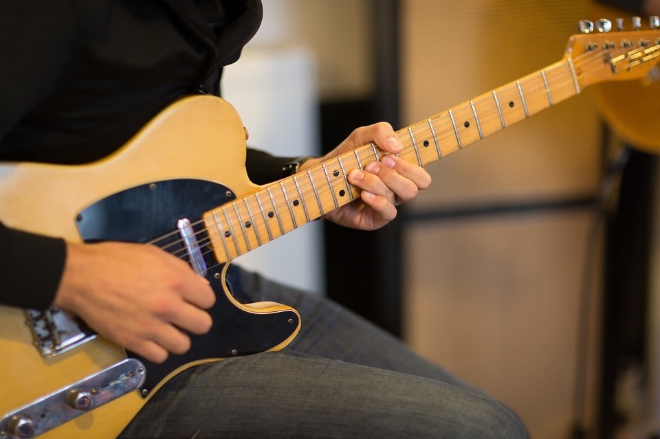 Comment brancher sa guitare électrique à sa chaîne Hi-fi ?