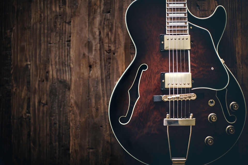 Comment brancher sa guitare électrique à sa chaîne Hi-fi ?